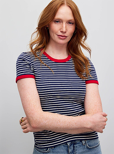 Le t-shirt &agrave; rayures bordures contraste