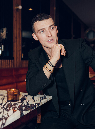 Le bracelet tr&egrave;fles g&eacute;o <b>Offert en exclusivit&eacute; chez Simons</b>
