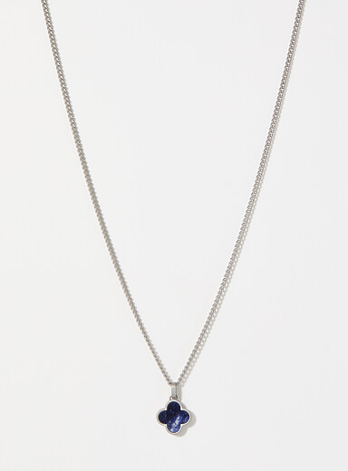 Le collier tr&egrave;fle g&eacute;o pierre naturelle <b>Offert en exclusivit&eacute; chez Simons</b>