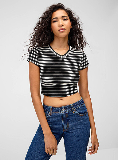 Le t-shirt court ajust&eacute; ray&eacute;