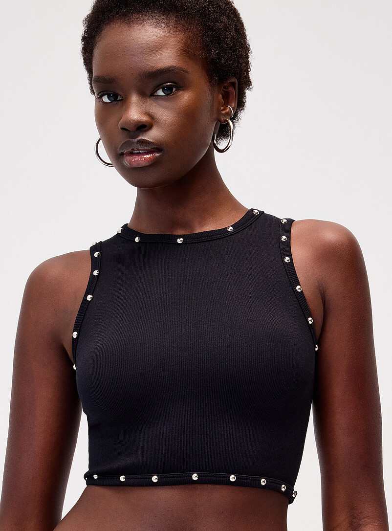 Twik: La camisole ajust&eacute;e clout&eacute;e Noir pour femme