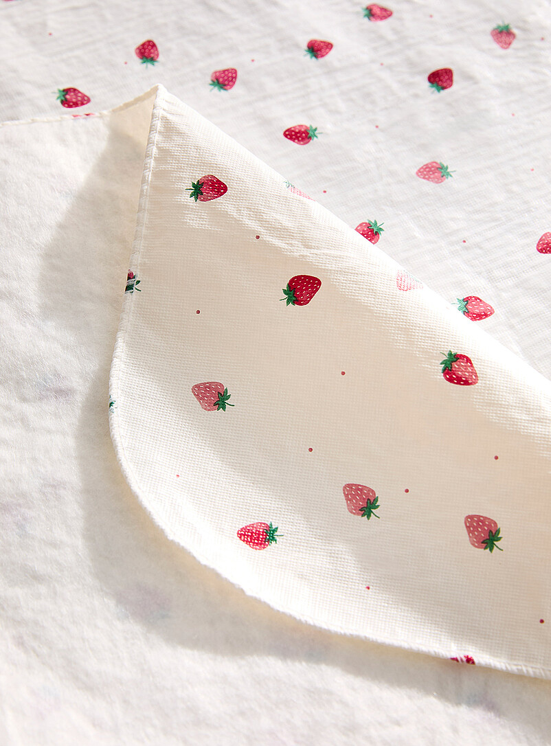 Simons Maison: La nappe vinyle fraises Blanc &agrave; motifs
