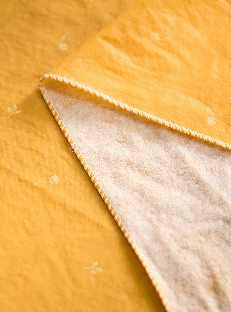 Simons Maison: La nappe vinyle fleurs d&eacute;licates Jaune tournesol