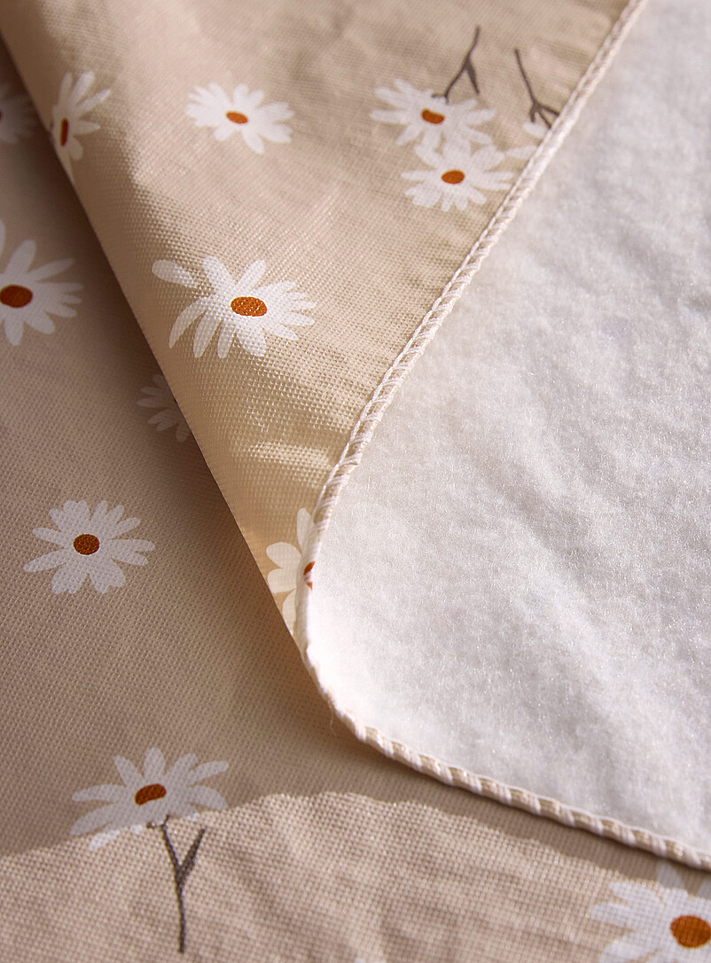 Soft daisies vinyl tablecloth product image 3