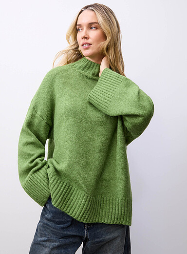 Contemporaine: Le chandail ample col montant larges manches <b>Collection exclusive d'Italie</b> Vert bouteille - Sapin pour femme