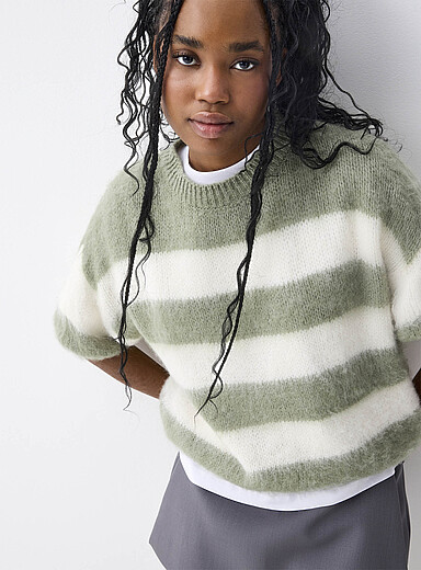 Twik: Le chandail court ray&eacute; manches bouffantes Vert &agrave; motifs pour femme
