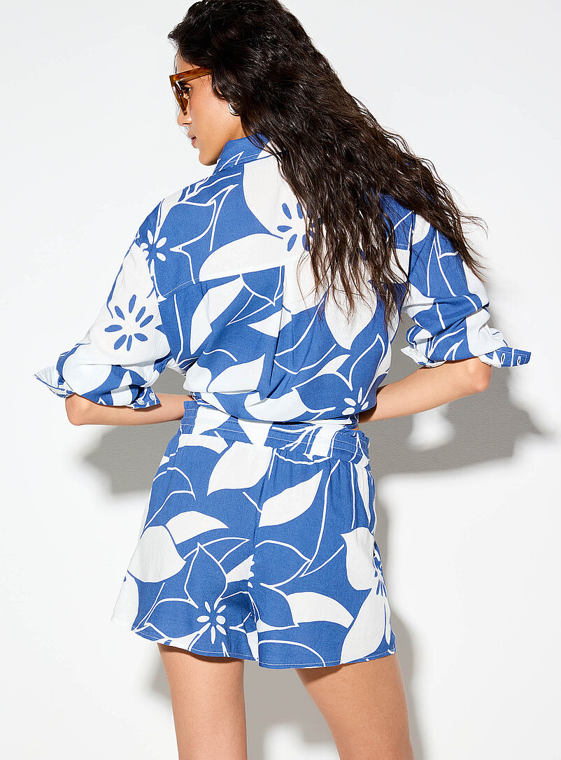 Ic&ocirc;ne: Le short hibiscus deux tons touche de lin Bleu &agrave; motifs pour femme