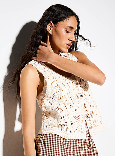 Ic&ocirc;ne: Le gilet crochet&eacute; boutons effet bois Ivoire - Beige cr&egrave;me pour femme