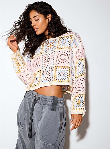 Le chandail court crochet&eacute; motifs g&eacute;o