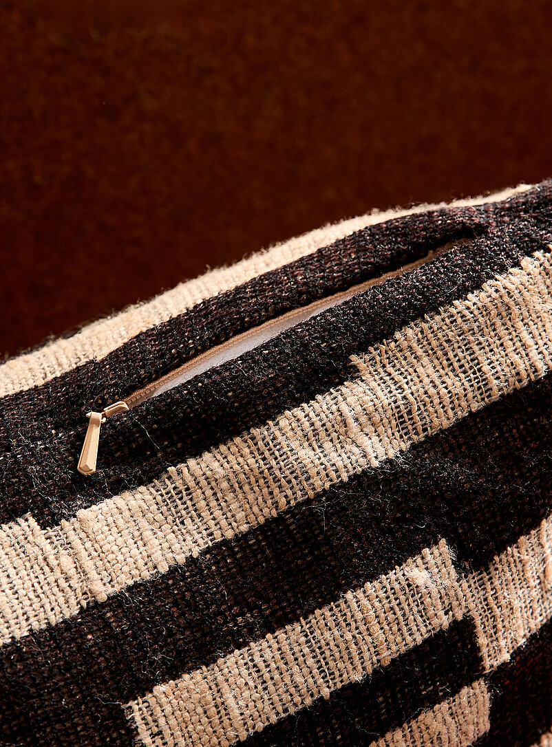 Contrasting bands removable-cover cushion 40 x 70 cm product image 3