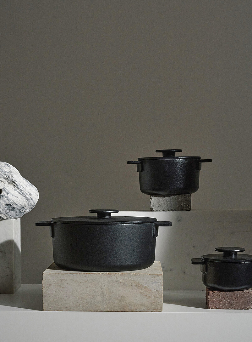 Surface medium cast-iron cooking pot product image (primary)