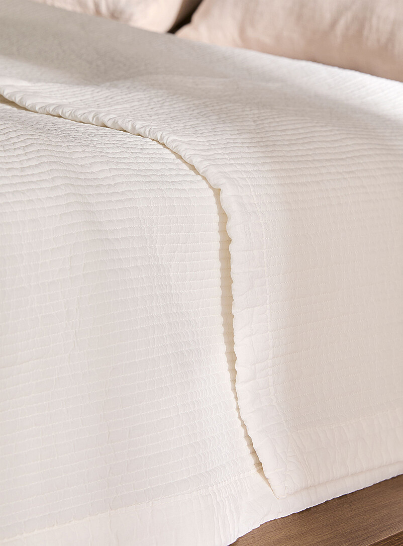 Simons Maison: La couverture rayures matelass&eacute;es Voir nos formats offerts Blanc