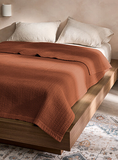 Simons Maison: La couverture rayures matelass&eacute;es Voir nos formats offerts Taupe