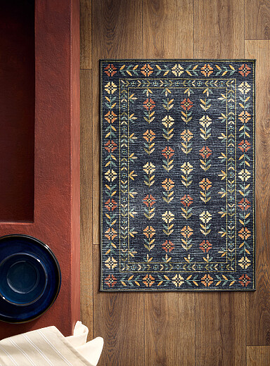 Simons Maison: Le tapis imprim&eacute; fleurs de nuit 60 x 90 cm Bleu &agrave; motifs
