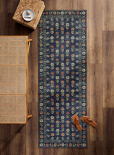 Simons Maison: Le tapis imprim&eacute; fleurs de nuit 75 x 215 cm Bleu &agrave; motifs