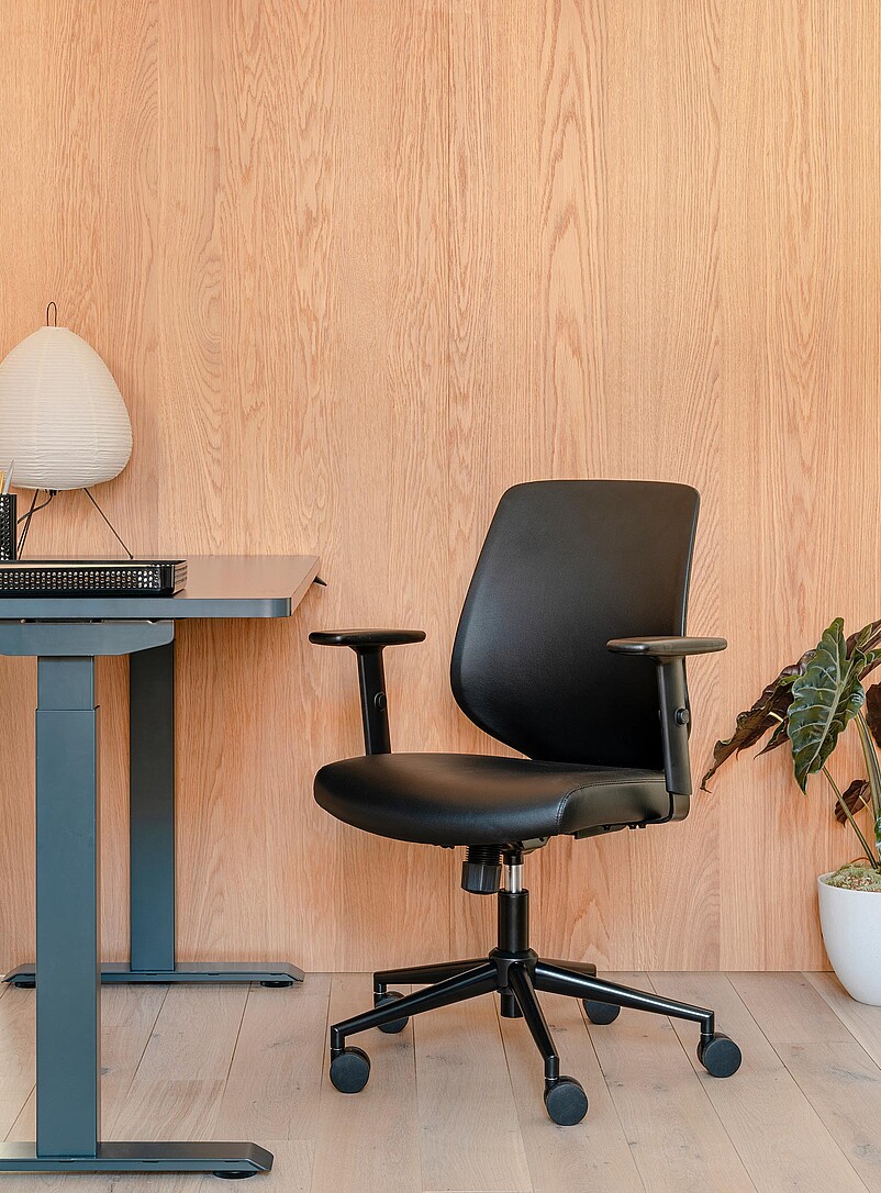 Daily vegan leather chair product image (primary)