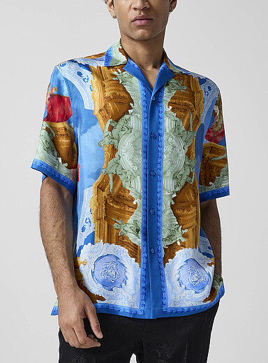 Versace: La chemise cabana en soie Affresco Bleu &agrave; motifs pour homme