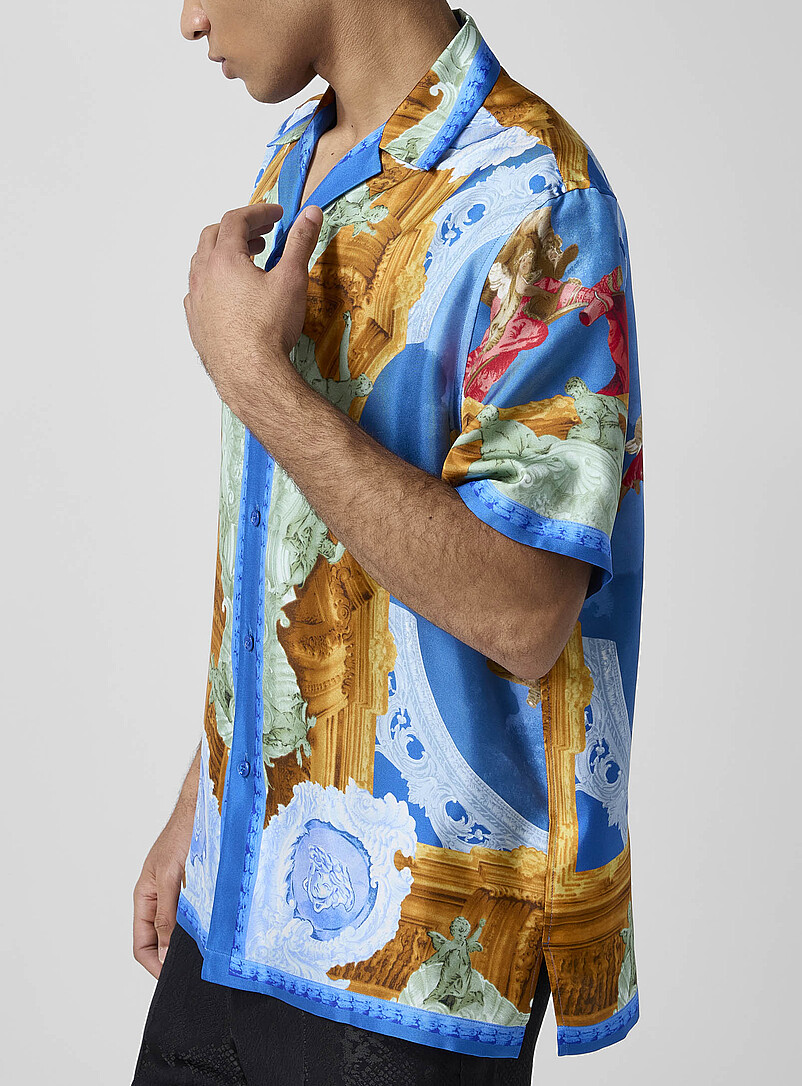 Versace: La chemise cabana en soie Affresco Bleu &agrave; motifs pour homme