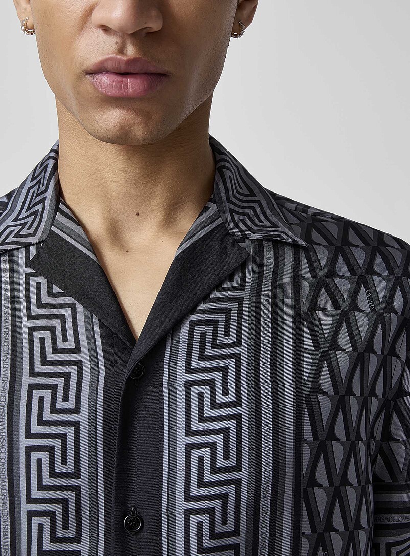Versace: La chemise cabana soyeuse V Greca Noir pour homme