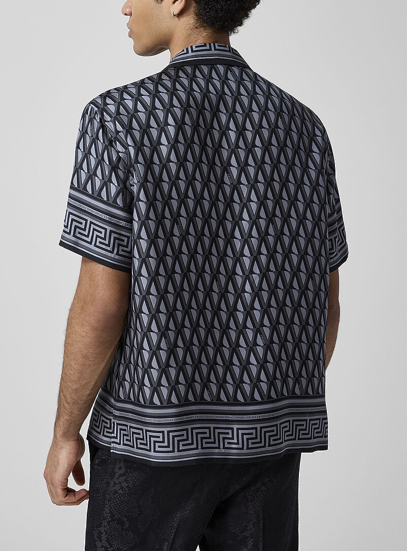 Versace: La chemise cabana soyeuse V Greca Noir pour homme