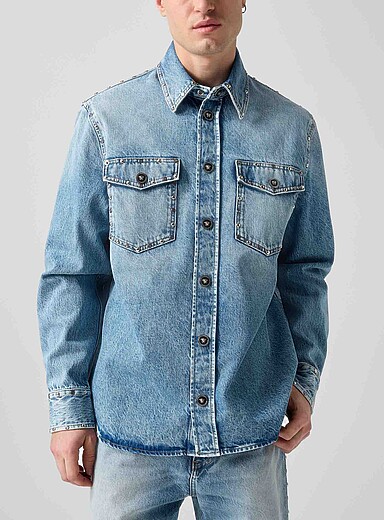Versace: La surchemise denim clout&eacute; Bleu p&acirc;le - Bleu ciel pour homme