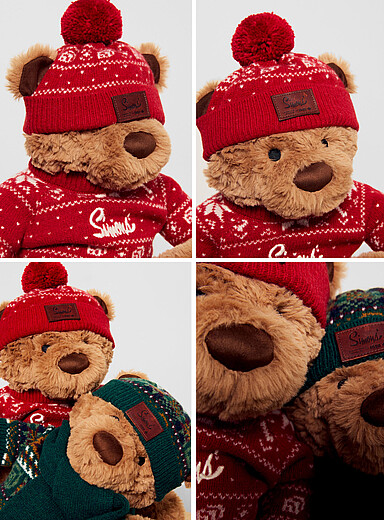 La peluche ourson 1840 chandail festif <b>Collection Notre histoire en h&eacute;ritage</b>