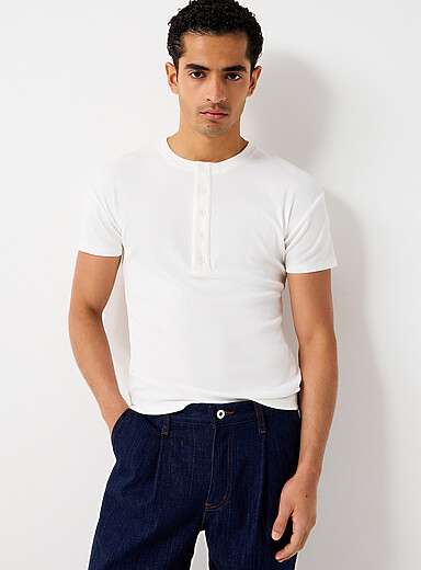 Le t-shirt henley c&ocirc;tel&eacute;