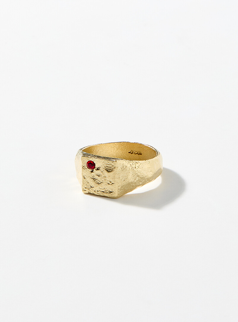 Red-stone signet ring product image (primary)