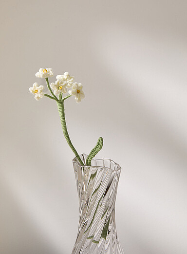 La branche crochet imitation petites fleurs blanches