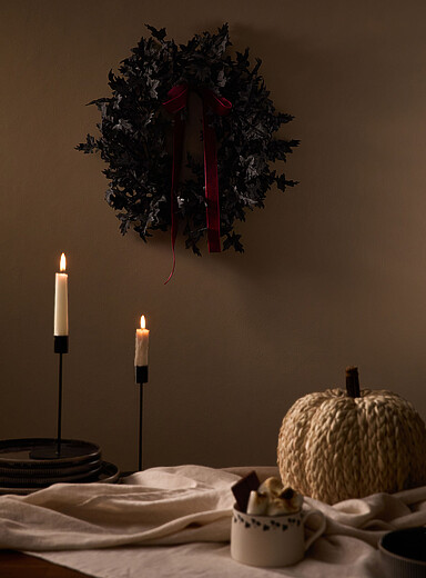 La couronne feuilles noires boucle velout&eacute;e 50 cm de diam&egrave;tre <b>Collection d'Halloween</b>