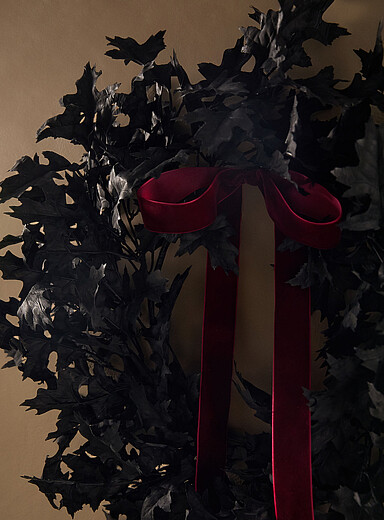 La couronne feuilles noires boucle velout&eacute;e 50 cm de diam&egrave;tre <b>Collection d'Halloween</b>