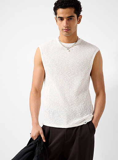 Le t-shirt sans manches tricot en transparence