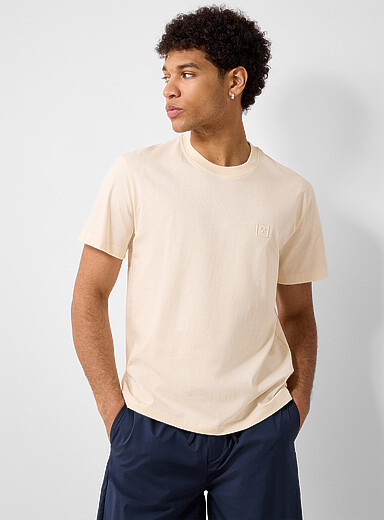Le t-shirt logo emboss&eacute;