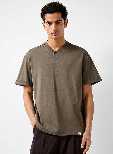 Le t-shirt henley manches courtes revers