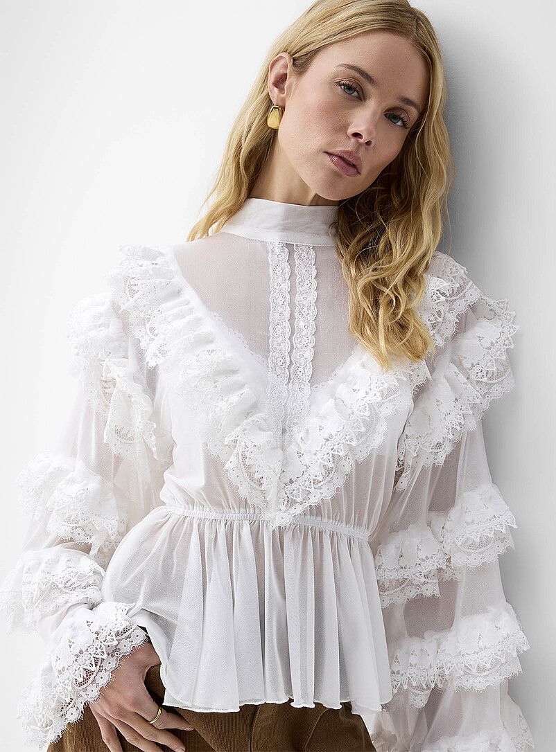 La Blouse Blanche Microfilet Et Volants En Dentelle Ic ne Simons la-blouse-blanche-microfilet-et-volants-en-dentelle-ic-ne-simons