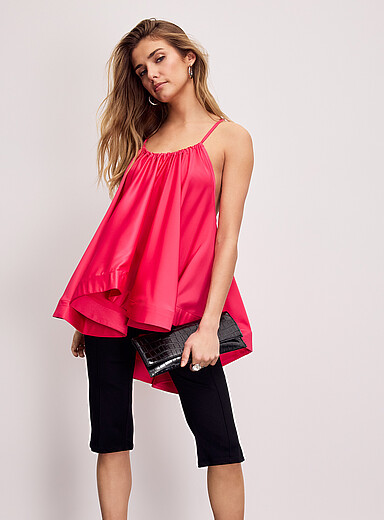 La blouse &eacute;vas&eacute;e sans manches satin fuchsia