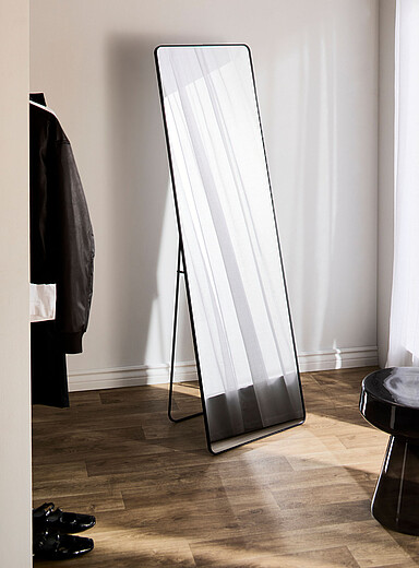Rectangular standing mirror with rounded corners