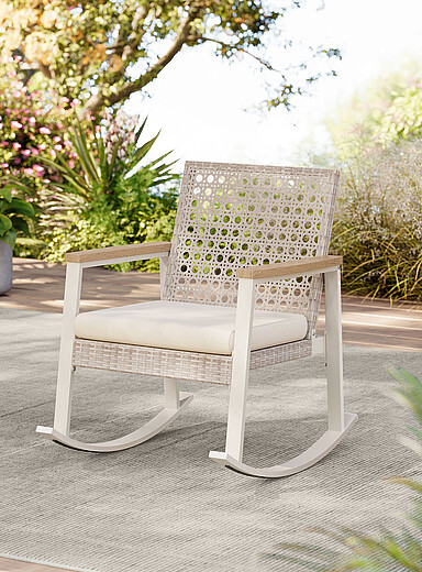 La chaise ber&ccedil;ante d'ext&eacute;rieur ivoire