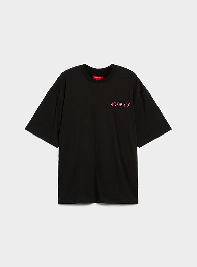 Le t-shirt graphique anime emo