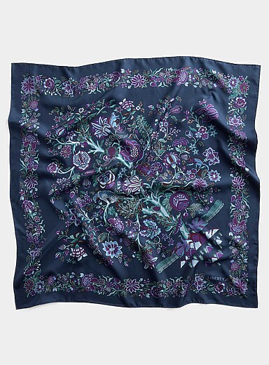 Le foulard carr&eacute; sombre arbre de vie pure soie <b>Fait d'un tissu Liberty Fabric</b>