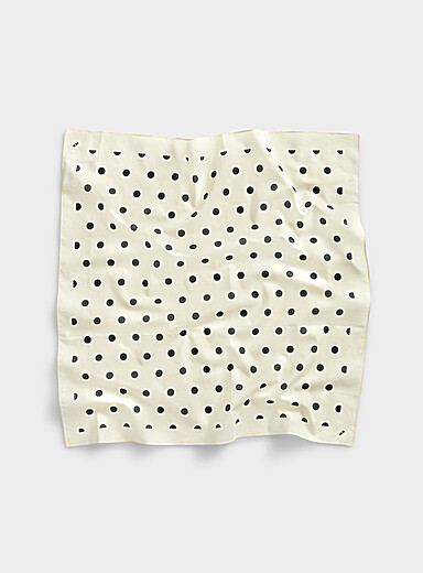 Le petit foulard noir et blanc &agrave; pois