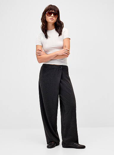 Le pantalon boutonnage asym&eacute;trique 