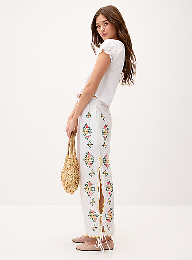 Le pantalon seersucker fleurs et boucles lat&eacute;rales