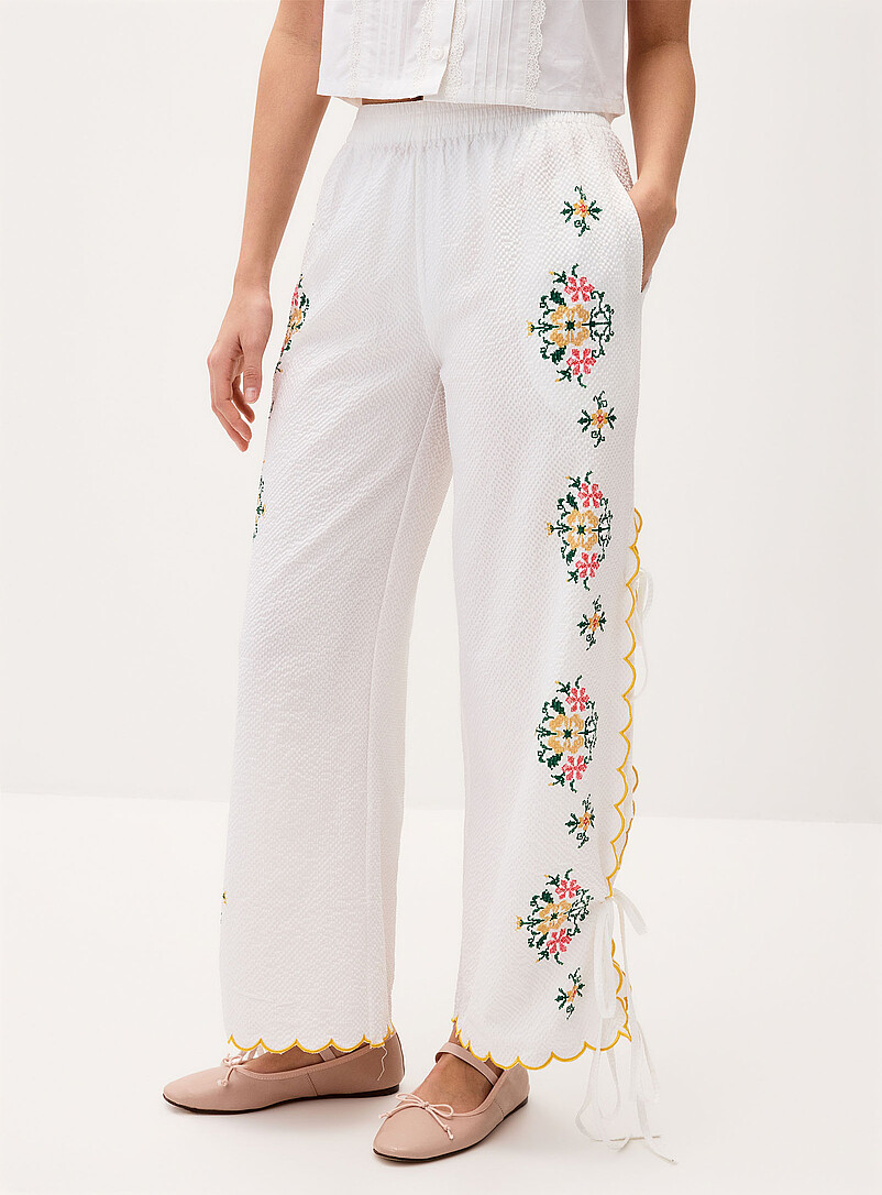 Twik: Le pantalon seersucker fleurs et boucles lat&eacute;rales Blanc &agrave; motif pour femme