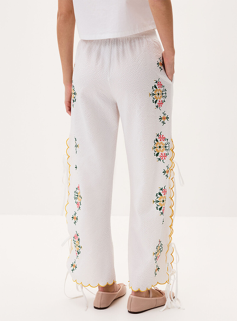 Twik Patterned white Flowers and side bows seersucker pant for women