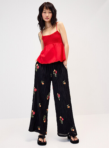 Embroidered flowers crinkled pant