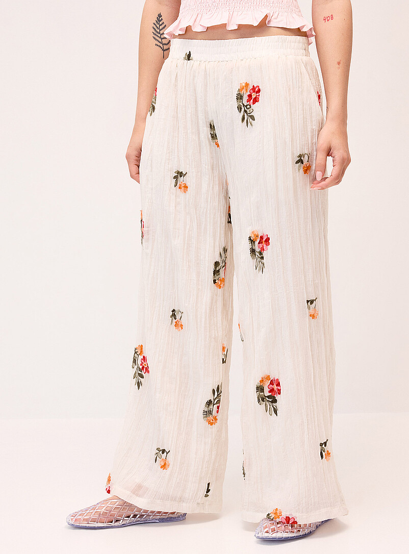 Twik: Le pantalon froiss&eacute; fleurs brod&eacute;es Noir pour femme