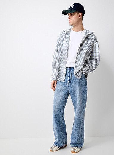 Le jean bleu p&acirc;le <b>Coupe semi-&eacute;vas&eacute;e</b>