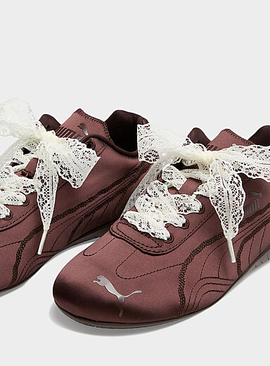 Scalloped lace laces