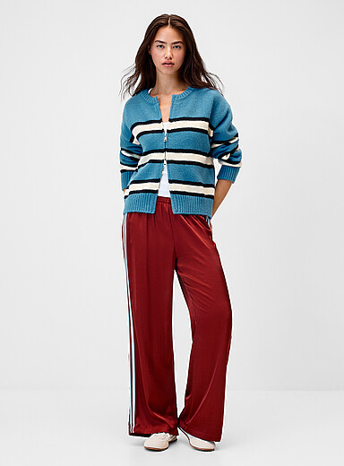 Le pantalon <i>track</i> satin&eacute;